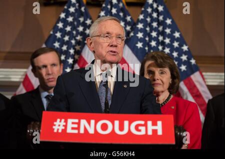 Washington, États-Unis d'Amérique. 20 Juin, 2016. Le sénateur américain Harry Reid, chef de la minorité du Nevada démocratique rejoint par d'autres parle de législation sur le contrôle des armes à feu lors d'une conférence de presse sur la colline du Capitole, le 20 juin 2016 à Washington, DC. Les républicains du Sénat se sont unis pour arrêter les efforts de contrôle des armes à feu par les démocrates en dépit de pire dans l'histoire moderne de prise de masse la semaine dernière à Orlando. Credit : Planetpix/Alamy Live News Banque D'Images