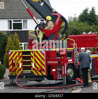 Warlingham, Surrey, UK. 21 Juin, 2016. GV d'une propriété qui a été laissé sans abri famille vidé et panneaux solaires défectueux après avoir mis le feu à l'espace du toit. L'incendie a dévasté la propriété juste après 9h30 ce matin. Désactiver un voisin a d'être secourus avec quatre chats et d'oiseaux. 'Un certain nombre de chats' a dû être sauvé d'une bien Warlingham mardi matin (21 juin) applancines incendie quatre de Leatherhead , Godstone Painshill , , and Banstead et Croydon et plate-forme d'une échelle aérienne ont été envoyés à l'incendie dans la région de Fern, près de Crowborough dur. Credit : uknip/Alamy Live N Banque D'Images