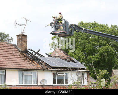 Warlingham, Surrey, UK. 21 Juin, 2016. GV d'une propriété qui a été laissé sans abri famille vidé et panneaux solaires défectueux après avoir mis le feu à l'espace du toit. L'incendie a dévasté la propriété juste après 9h30 ce matin. Désactiver un voisin a d'être secourus avec quatre chats et d'oiseaux. 'Un certain nombre de chats' a dû être sauvé d'une bien Warlingham mardi matin (21 juin) applancines incendie quatre de Leatherhead , Godstone Painshill , , and Banstead et Croydon et plate-forme d'une échelle aérienne ont été envoyés à l'incendie dans la région de Fern, près de Crowborough dur. Credit : uknip/Alamy Live N Banque D'Images