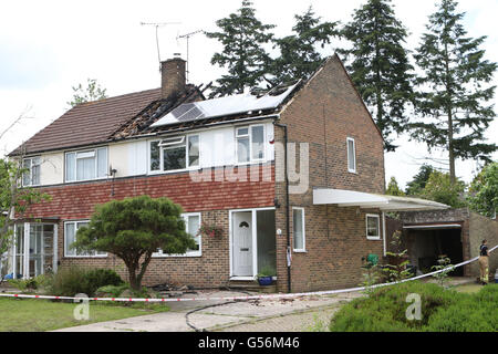 Warlingham, Surrey, UK. 21 Juin, 2016. GV d'une propriété qui a été laissé sans abri famille vidé et panneaux solaires défectueux après avoir mis le feu à l'espace du toit. L'incendie a dévasté la propriété juste après 9h30 ce matin. Désactiver un voisin a d'être secourus avec quatre chats et d'oiseaux. 'Un certain nombre de chats' a dû être sauvé d'une bien Warlingham mardi matin (21 juin) applancines incendie quatre de Leatherhead , Godstone Painshill , , and Banstead et Croydon et plate-forme d'une échelle aérienne ont été envoyés à l'incendie dans la région de Fern, près de Crowborough dur. Credit : uknip/Alamy Live N Banque D'Images