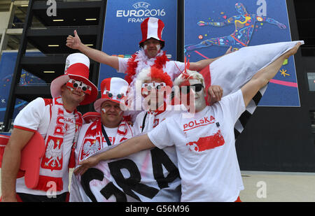 Marseille, France. 21 Juin, 2016. Les partisans de la Pologne cheer avant l'UEFA Euro 2016 football match du groupe C entre l'Ukraine contre la Pologne au stade Stade Vélodrome à Marseille, France, 21 juin 2016. Photo : Federico Gambarini/dpa/Alamy Live News Banque D'Images