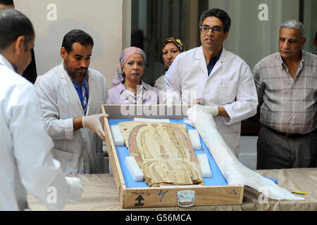 Le Caire, Égypte. 21 Juin, 2016. Antiquités égyptiennes ont inspecter un couvercle de sarcophage à son arrivée au Musée égyptien du Caire, Égypte, le 21 juin 2016. Deux anciennes sarcophage égyptien ont été livrés à la Musée égyptien du Caire après elles remontaient à une vente aux enchères en Israël. Antiquités Ministre Khaled el-Anani dit la couverture en bois colorés, décorés de hiéroglyphes et d'illustrations, ont été récupérés après qu'ils ont été mis en vente en 2012 et est retourné à la suite de la coopération entre les deux pays et d'Interpol © Amr Sayed/APA/Images/fil ZUMA Alamy Live News Banque D'Images