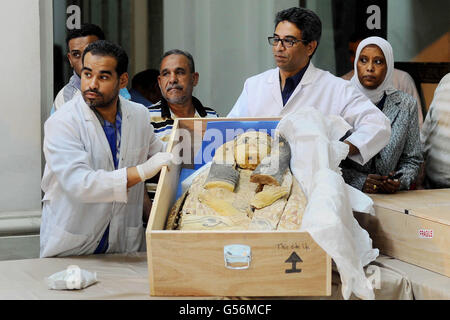 Le Caire, Égypte. 21 Juin, 2016. Antiquités égyptiennes ont inspecter un couvercle de sarcophage à son arrivée au Musée égyptien du Caire, Égypte, le 21 juin 2016. Deux anciennes sarcophage égyptien ont été livrés à la Musée égyptien du Caire après elles remontaient à une vente aux enchères en Israël. Antiquités Ministre Khaled el-Anani dit la couverture en bois colorés, décorés de hiéroglyphes et d'illustrations, ont été récupérés après qu'ils ont été mis en vente en 2012 et est retourné à la suite de la coopération entre les deux pays et d'Interpol © Amr Sayed/APA/Images/fil ZUMA Alamy Live News Banque D'Images