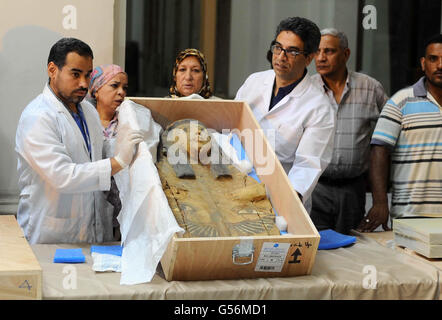 Le Caire, Égypte. 21 Juin, 2016. Antiquités égyptiennes ont inspecter un couvercle de sarcophage à son arrivée au Musée égyptien du Caire, Égypte, le 21 juin 2016. Deux anciennes sarcophage égyptien ont été livrés à la Musée égyptien du Caire après elles remontaient à une vente aux enchères en Israël. Antiquités Ministre Khaled el-Anani dit la couverture en bois colorés, décorés de hiéroglyphes et d'illustrations, ont été récupérés après qu'ils ont été mis en vente en 2012 et est retourné à la suite de la coopération entre les deux pays et d'Interpol © Amr Sayed/APA/Images/fil ZUMA Alamy Live News Banque D'Images