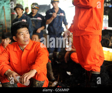 Qianxinan, province du Guizhou en Chine. 21 Juin, 2016. Les sauveteurs attendre à l'extérieur de l'arbre dans la mine de charbon en Nasheng Dingxiao Township, au sud-ouest de la province du Guizhou, en Chine, le 21 juin 2016. Jours de pluie torrentielle a abouti à une rivière près de la mine de charbon en Nasheng Dingxiao Canton de Guizhou Province briser ses rives, le piégeage huit mineurs qui travaillaient sous terre dans un arbre, a déclaré que l'Administration d'état de la sécurité au travail. Un pont d'urgence d'entrer dans la zone des mines de charbon a été construit. Le dragage et le drainage est en cours. © Tao Liang/Xinhua/Alamy Live News Banque D'Images