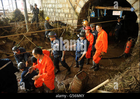 Qianxinan, province du Guizhou en Chine. 21 Juin, 2016. Les sauveteurs à pied à l'extérieur de l'arbre dans la mine de charbon en Nasheng Dingxiao Township, au sud-ouest de la province du Guizhou, en Chine, le 21 juin 2016. Jours de pluie torrentielle a abouti à une rivière près de la mine de charbon en Nasheng Dingxiao Canton de Guizhou Province briser ses rives, le piégeage huit mineurs qui travaillaient sous terre dans un arbre, a déclaré que l'Administration d'état de la sécurité au travail. Un pont d'urgence d'entrer dans la zone des mines de charbon a été construit. Le dragage et le drainage est en cours. © Tao Liang/Xinhua/Alamy Live News Banque D'Images