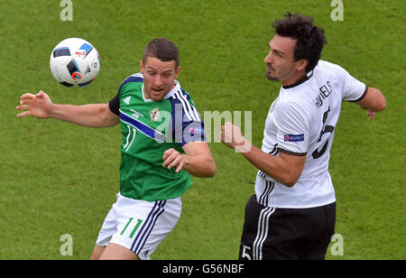 Paris, France. 21 Juin, 2016. Tapis de l'Allemagne et d'Irlande du Nord Hummels Conor Washington défi pour la balle pendant l'UEFA Euro 2016 football match du groupe C entre l'Irlande du Nord et l'Allemagne, au Parc des Princes à Paris, France, 21 juin 2016. Photo : Peter Kneffel/dpa/Alamy Live News Banque D'Images