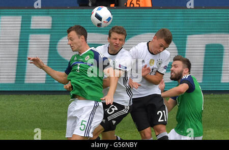 Paris, France. 21 Juin, 2016. L'Allemagne Thomas Mueller (2L) et Joshua Kimmich (2e R) défi pour la balle avec l'Irlande du Nord, Jonny Evans (L) et Stuart Dallas pendant l'UEFA Euro 2016 football match du groupe C entre l'Irlande du Nord et l'Allemagne, au Parc des Princes à Paris, France, 21 juin 2016. Photo : Peter Kneffel/dpa/Alamy Live News Banque D'Images