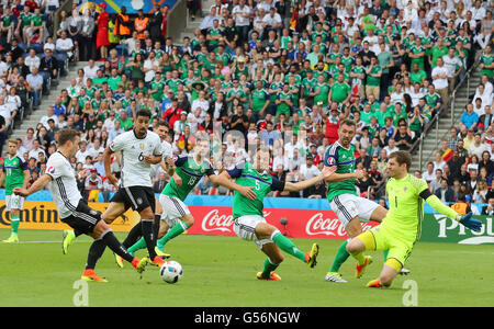 Paris, France. 21 Juin, 2016. L'Allemagne Mario Goetze (l) et le gardien de l'Irlande du Nord Michael McGovern défi pour la balle pendant l'UEFA Euro 2016 football match du groupe C entre l'Irlande du Nord et l'Allemagne, au Parc des Princes à Paris, France, 21 juin 2016. D'autres joueurs de gauche à droite : l'Allemagne, Sami Khedira Aaron Hughes de l'Irlande du Nord, Jonny Evans, Gareth McAuley. Photo : Christian Charisius/dpa/Alamy Live News Banque D'Images