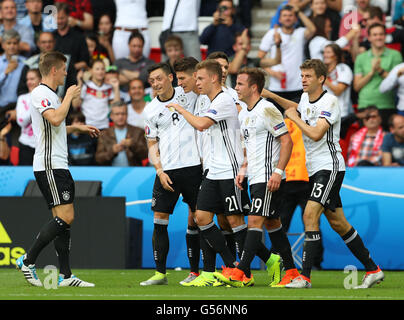 Paris, France. 21 Juin, 2016. L'Allemagne Mario Gomez (3e à gauche) célèbre avec ses coéquipiers après avoir marqué le 1:0 au cours de l'UEFA Euro 2016 football match du groupe C entre l'Irlande du Nord et l'Allemagne, au Parc des Princes à Paris, France, 21 juin 2016. Photo : Christian Charisius/dpa/Alamy Live News Banque D'Images