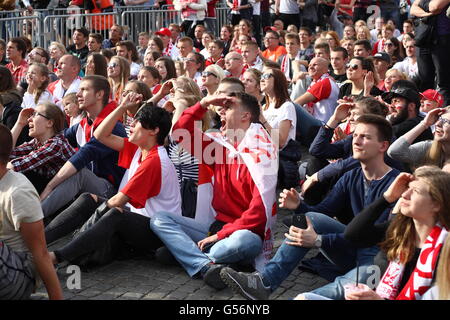 Gdansk, Pologne 21 mai, juin 2016 Fan zone au centre ville de Gdansk au cours de l'UEFA EURO 2016 en France jeu. L'équipe de football polonaise fans réagir au cours de la Pologne / Ukraine Crédit : Michal Fludra/Alamy Live News Banque D'Images