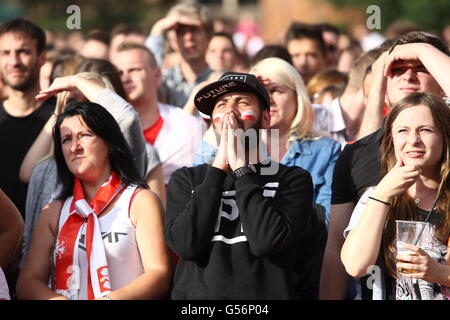 Gdansk, Pologne 21 mai, juin 2016 Fan zone au centre ville de Gdansk au cours de l'UEFA EURO 2016 en France jeu. L'équipe de football polonaise fans réagir au cours de la Pologne / Ukraine Crédit : Michal Fludra/Alamy Live News Banque D'Images