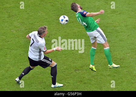 Paris, France. 21 Juin, 2016. Bastian Schweinsteiger l'Allemagne (L) et d'Irlande du Nord Stuart Dallas défi pour la balle pendant l'UEFA Euro 2016 football match du groupe C entre l'Irlande du Nord et l'Allemagne, au Parc des Princes à Paris, France, 21 juin 2016. Photo : Peter Kneffel/dpa/Alamy Live News Banque D'Images