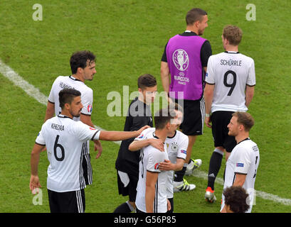 Paris, France. 21 Juin, 2016. Les joueurs de l'Allemagne célébrer après l'UEFA Euro 2016 football match du groupe C entre l'Irlande du Nord et l'Allemagne, au Parc des Princes à Paris, France, 21 juin 2016. Photo : Peter Kneffel/dpa/Alamy Live News Banque D'Images