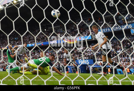 Paris, France. 21 Juin, 2016. L'Allemagne Mario Gomez (2e de gauche) marque le 1:0 au cours de l'UEFA Euro 2016 football match du groupe C entre l'Irlande du Nord et l'Allemagne, au Parc des Princes à Paris, France, 21 juin 2016. Photo : Christian Charisius/dpa/Alamy Live News Banque D'Images