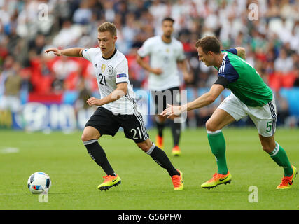 Paris, France. 21 Juin, 2016. Josué de l'Allemagne et d'Irlande du Nord Kimmich Jonny Evans (r) défi pour la balle pendant l'UEFA Euro 2016 football match du groupe C entre l'Irlande du Nord et l'Allemagne, au Parc des Princes à Paris, France, 21 juin 2016. Photo : Christian Charisius/dpa/Alamy Live News Banque D'Images