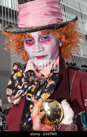 Tokyo, Japon. 21 Juin, 2016. Un homme habillé comme le chapelier fou pose pour une photo lors de la première mondiale au Japon pour le film Alice à travers le miroir le 21 juin 2016, Tokyo, Japon. Wasikowska portant une robe noire élégante a été rejoint par le producteur Suzanne Todd et directeur James Bobin pour promouvoir leur suite d'Alice au Pays des Merveilles (2010) à Roppongi Hills Arena. Le film hits Japanese salles le 1er juillet. Credit : Rodrigo Reyes Marin/AFLO/Alamy Live News Banque D'Images