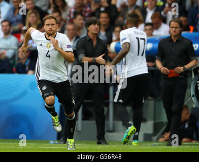 Paris, France. 21 Juin, 2016. L'Allemagne Benedikt Hoewedes (L) substitutesJerome Boateng (2e R) au cours de l'UEFA Euro 2016 football match du groupe C entre l'Irlande du Nord et l'Allemagne, au Parc des Princes à Paris, France, 21 juin 2016. Photo : Christian Charisius/dpa/Alamy Live News Banque D'Images