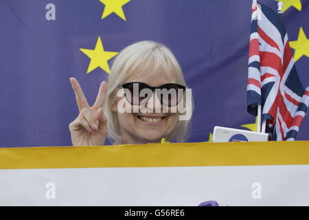 Londres, Royaume-Uni. 21 juin 2016. Une femme tient deux drapeaux britanniques et les mages une victoire devant un drapeau européen. Quelques centaines de personnes sont venues pour le oui à l'Europe" à Trafalgar Square qui a été organisée par les médias sociaux dans le but de rendre le référendum plus pertinente pour les personnes plus jeunes. Crédit : Michael Debets/Alamy Live News Banque D'Images