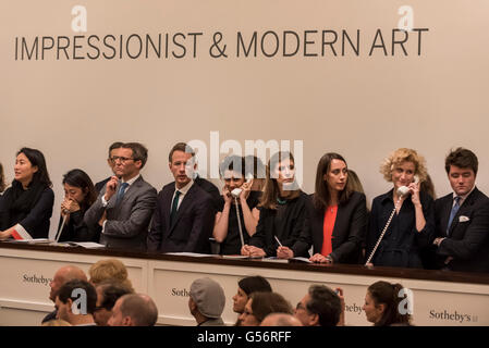 Londres, Royaume-Uni. 21 juin 2016. Sotheby's le personnel à faire les soumissions au nom des clients de téléphone à Sotheby's Impressionist and Modern Art evening sale à New Bond Street. Crédit : Stephen Chung / Alamy Live News Banque D'Images