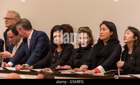 Londres, Royaume-Uni. 21 juin 2016. Sotheby's le personnel à faire les soumissions au nom des clients de téléphone à Sotheby's Impressionist and Modern Art evening sale à New Bond Street. Crédit : Stephen Chung / Alamy Live News Banque D'Images