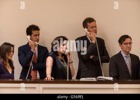 Londres, Royaume-Uni. 21 juin 2016. Sotheby's le personnel à faire les soumissions au nom des clients de téléphone à Sotheby's Impressionist and Modern Art evening sale à New Bond Street. Crédit : Stephen Chung / Alamy Live News Banque D'Images