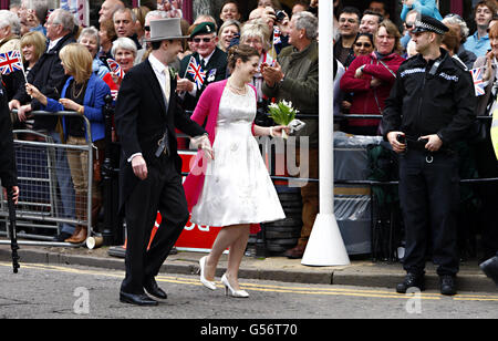 Christopher Herrick, 32 ans, et sa mariée Lucy Herrick, 29 ans, de Londres, après s'être marié à Windsor Guildhall, Berkshire. APPUYEZ SUR ASSOCIATION photo. Date de la photo: Samedi 19 mai 2012. Le couple n'avait pas été autorisé à voyager en voiture depuis le site de Windsor High Street car il avait été fermé à la circulation en raison de la parade des forces armées et de Muster au château de Windsor. Le crédit photo doit être lu : Sean Dempsey/PA Wire Banque D'Images