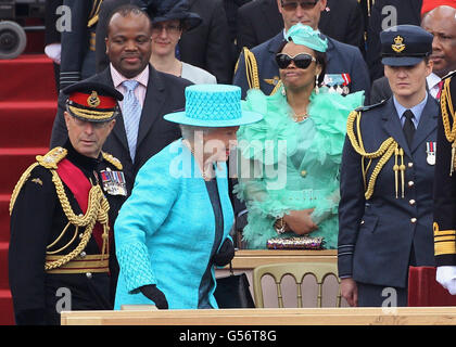 La reine Elizabeth II passe devant le roi Mswati III du Swaziland et Inkhosikati LaMbikiza du Swaziland pendant qu'elle assiste à la parade des forces armées et à Muster au château de Windsor, dans le Berkshire. Banque D'Images