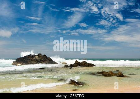 Sri Lanka, Galle Province, Unawatuna, Thalpe, Wijaya beach, vagues se brisant sur les rochers Banque D'Images