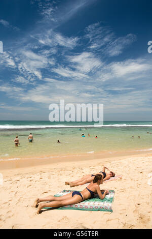 Sri Lanka, Galle Province, Unawatuna, Thalpe, Wijaya beach, les femmes à bronzer sur le sable Banque D'Images