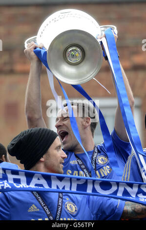 Football - Chelsea UEFA Champions League et FA Cup Parade - Londres.Le capitaine de Chelsea, John Terry, lève le trophée de la Ligue des champions lors de la coupe FA et du défilé de la Ligue des champions de l'UEFA à Londres. Banque D'Images