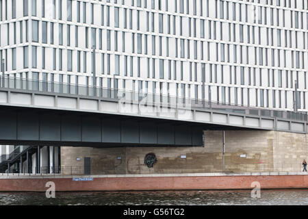 Berlin, Allemagne (Hugo Preuss Bridge, 2004). De nouveaux bureaux et de promenades ont été construites le long des rives de la rivière Spree Banque D'Images