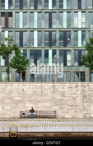 Berlin, Allemagne. De nouveaux bureaux et de promenades ont été construites le long des rives de la rivière Spree Banque D'Images