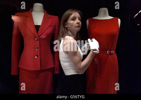 Jenny Lister, Assistante conservatrice au Palais de Kensington à Londres, assiste à la tenue que la princesse a portée lors de son dernier engagement public le 21 juillet 1997. La robe (à droite) fait partie d'une nouvelle exposition intitulée « díana, Princesse de Galles, robes et dessins. *... par Catherine Walker. L'événement se déroulera jusqu'au 1er avril 2001. Banque D'Images