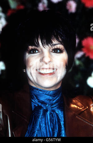 LIZA MINNELLI 1984: La star américaine de cinéma et de chant Liza Minnelli à Londres pour des concerts à l'Apollo Victoria. Dans le spectacle Liza, 37 ans, rend hommage à son père, le réalisateur Vincente de 80 ans. Elle a quatre films à venir et sera bientôt sur Broadway. Banque D'Images