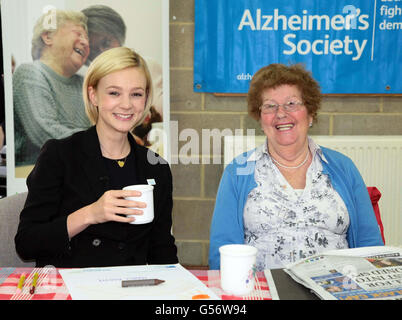 L'ambassadrice et actrice de la Société Alzheimer, Carey Mulligan, avec Noreen Donohue, qui a la démence, au service de repos à l'église de congrégationale de la ville de Kentish, à Londres, pour marquer le début de la semaine de sensibilisation à la démence de l'organisme de bienfaisance, qui se déroule du 20 au 26 mai. Banque D'Images