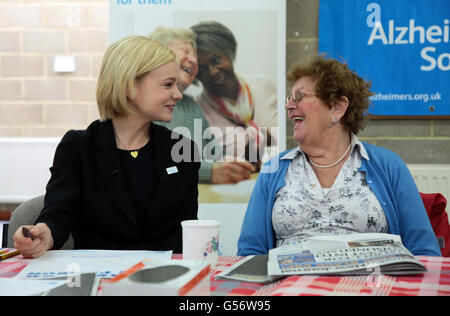 L'ambassadrice et actrice de la Société Alzheimer, Carey Mulligan, avec Noreen Donohue, qui a la démence, au service de repos à l'église de congrégationale de la ville de Kentish, à Londres, pour marquer le début de la semaine de sensibilisation à la démence de l'organisme de bienfaisance, qui se déroule du 20 au 26 mai. Banque D'Images