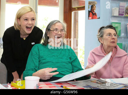 L'ambassadrice et actrice de la Société Alzheimer, Carey Mulligan (à gauche), pose Gwen Manton (au centre) et Vera main, toutes deux atteintes de démence, au service de repos à l'église congrégationale de la ville de Kentish, à Londres, pour marquer le début de la semaine de sensibilisation à la démence de l'organisme de bienfaisance, qui se déroule du 20 au 26 mai. Banque D'Images