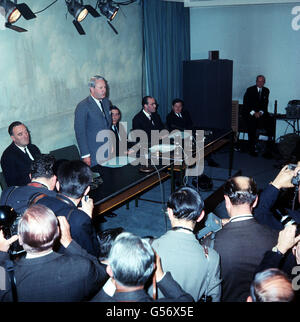 EDWARD HEATH 1965: M. Edward Heath fait face à la presse à Londres après être devenu le nouveau chef du Parti conservateur.M. William Whitelaw est assis à sa droite. Banque D'Images