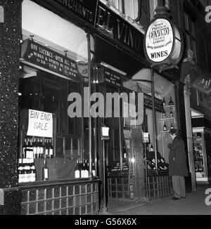 Le bar à vins El Vino et son permis à Fleet Street, Londres, l'un des nombreux journalistes de Fleet Street. Banque D'Images