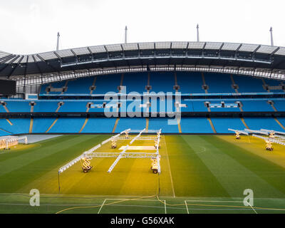 Appareils d'éclairage artificiel pour fournir la lumière du soleil en hiver pour l'herbe sur le terrain , Etihad Stadium Manchester City UK Banque D'Images