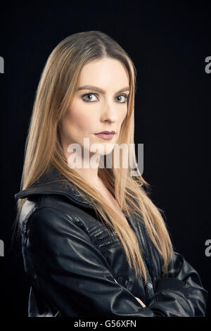 Portrait de femme aux cheveux blonds grave Banque D'Images