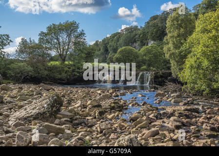 Voir des roches, rivière et cascade sous des falaises de calcaire, Wain, Force Wath River Swale, près de Keld, Swaledale, Yorkshire Dales N.P., North Yorkshire, Angleterre, septembre Banque D'Images