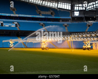 Appareils d'éclairage artificiel pour fournir la lumière du soleil en hiver pour l'herbe sur le terrain , Etihad Stadium Manchester City UK Banque D'Images