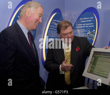 Sir Iain Vallance, président de la CBI (à gauche), avec le directeur général de la Confédération de l'industrie britannique (CBI), Digby Jones, à la Conférence nationale de la CBI, Centre international de conférences, Birmingham. Banque D'Images