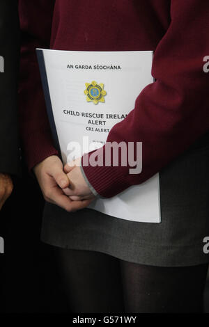 Un étudiant détient une copie du plan d'alerte de Child Rescue Ireland (CRI) lors du lancement du système d'alerte de Child Rescue Ireland (CRI) au siège de garda à Dublin. Banque D'Images