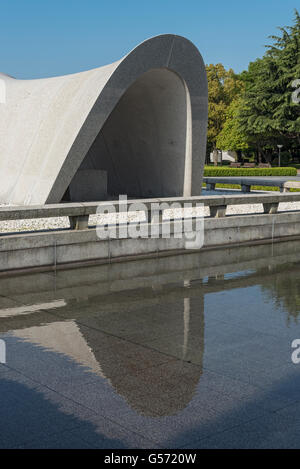 Cénotaphe et la paix de l étang à Hiroshima Peace Memorial Park, Japon Banque D'Images