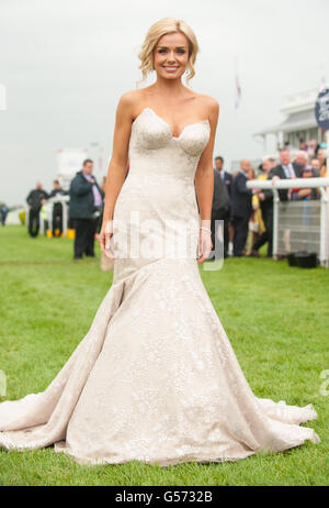 La chanteuse Katherine Jenkins après avoir interprété l'hymne national pendant la Journée du Derby d'Investec du Festival du Derby d'Investec à l'hippodrome d'Epsom. Banque D'Images