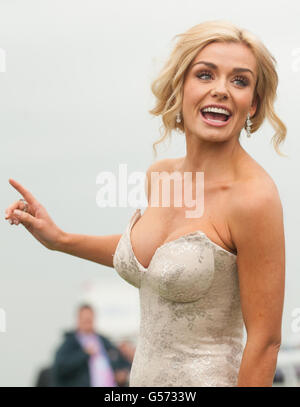 La chanteuse Katherine Jenkins après avoir interprété l'hymne national pendant la Journée du Derby d'Investec du Festival du Derby d'Investec à l'hippodrome d'Epsom. Banque D'Images