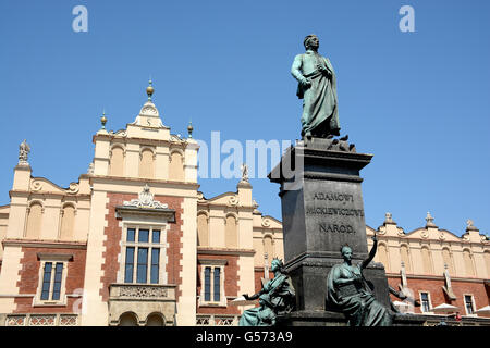 La place du marché Rynek Glowny et Adamowi Mickiewiczowi Cracovie Pologne monument Banque D'Images